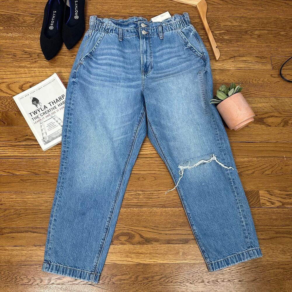 American Eagle Distressed Highest Rise Mom Jean in Washed Blue